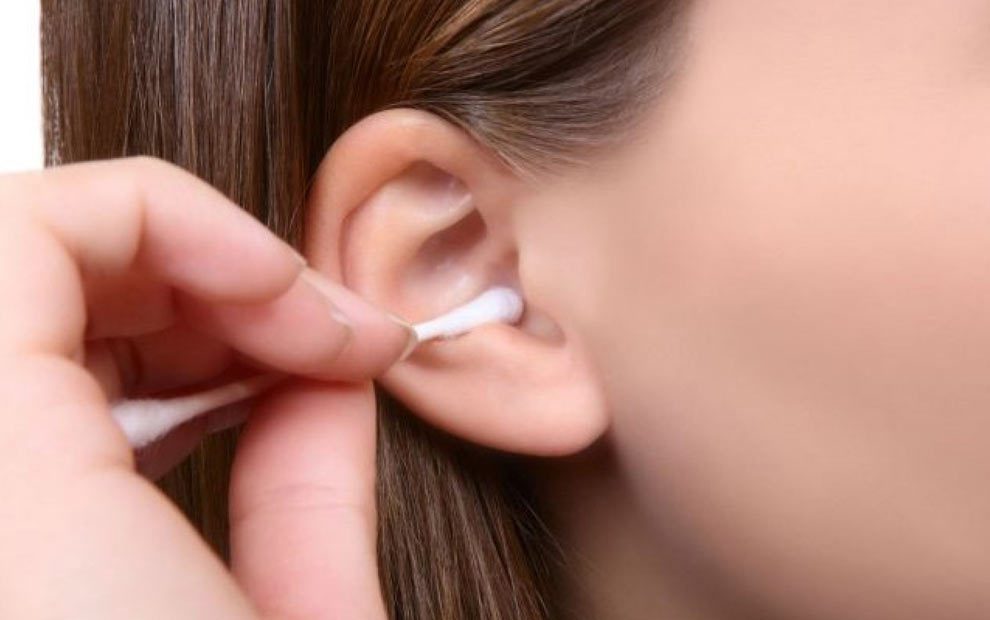 چرا نباید داخل گوشتان را تمیز کنید